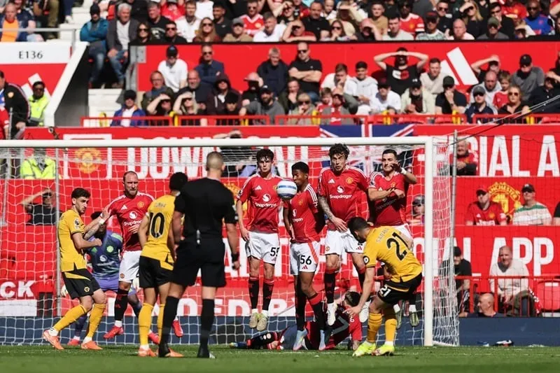 Pablo Sarabia (21) thực hiện cú sút phạt qua hàng rào vào ngay góc chết khung thành Onana d3eb4e0b-c1c0-43a1-a85a-d0482c8f617d.jpg