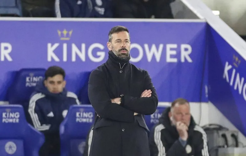 HLV Ruud van Nistelrooy vẫn muốn tiếp tục để đưa Leicester trở lại Premier League một lần nữa. Leicester1.jpg