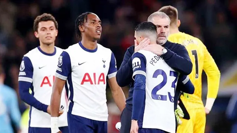HLV Ange Postecoglou và Tottenham chịu trận thua thứ 18 sau 33 trận Premier League. Ange Postecoglou.jpg