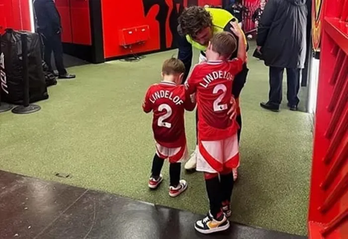 Lindelof và 2 con trai trong một trận đấu của Man United Federico Valverde.jpg