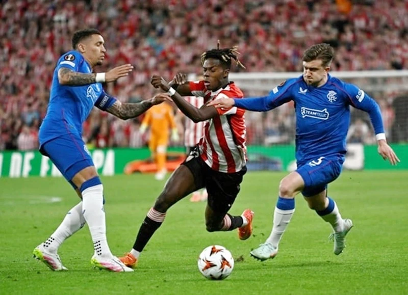 Nico Williams (giữa) ghi bàn trong trận tứ kết với Rangers.
