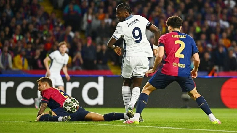 Marcus Thuram sử dụng gót chân của mình để làm choáng váng chủ nhà Barcelona ngay phút đầu tiên. Ousmane Dembele.jpg
