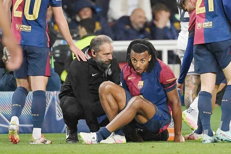 Chấn thương của cầu thủ khỏe nhất đội chắc chắn là lời cảnh báo cho HLV Hansi Flick. Barcelona.jpeg