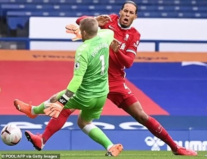 Pha vào bóng của Jordan Pickford khiến Van Dijk phải nghỉ đến 1 năm