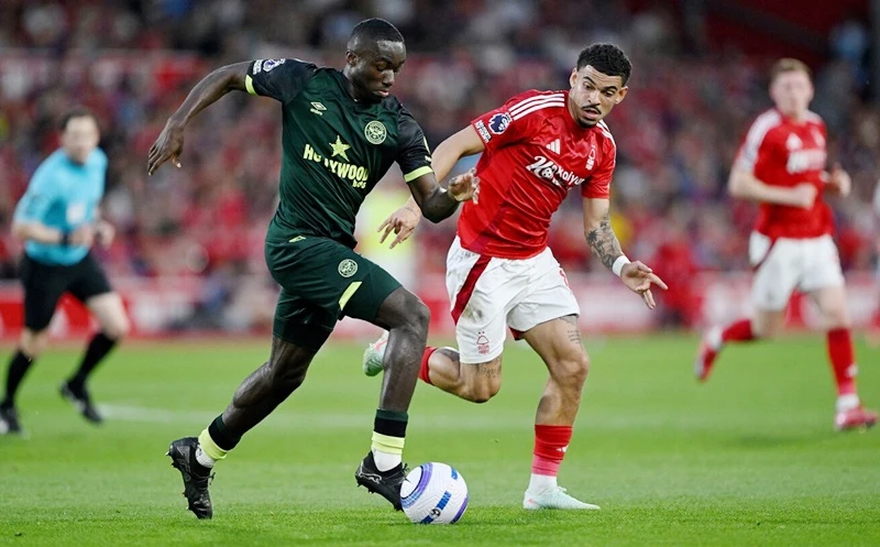 Hy vọng dự Champions League của Nottingham Forest (phải) bị giáng một đòn mạnh khi thua Brentford 0-2 trên sân nhà.