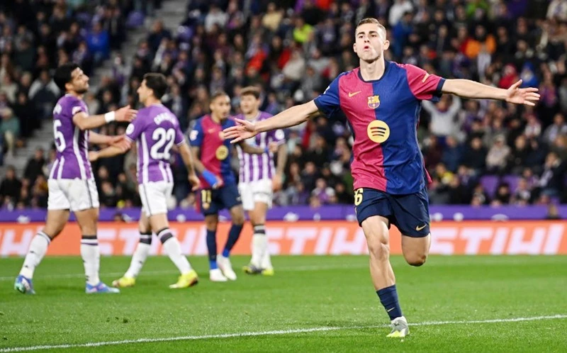 Fermin Lopez hoàn tất màn ngược dòng giúp Barcelona thắng 2-1 tại Valladolid.
