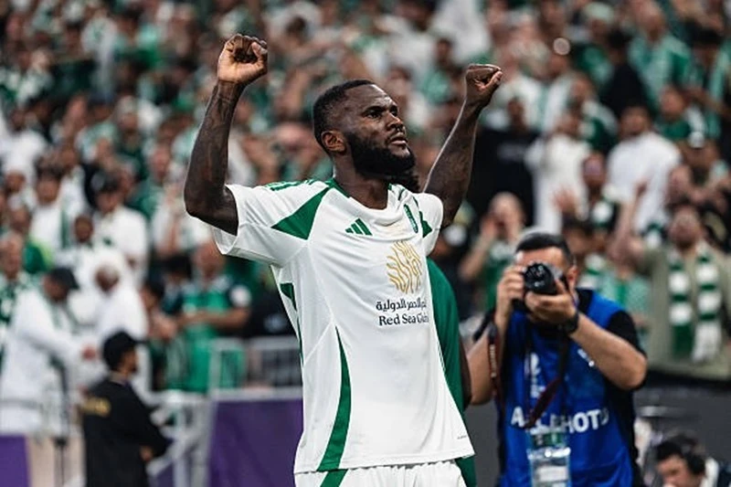 Kessie ăn mừng bàn thắng nâng tỷ số lên 2-0 Kevin De Bruyne.jpg