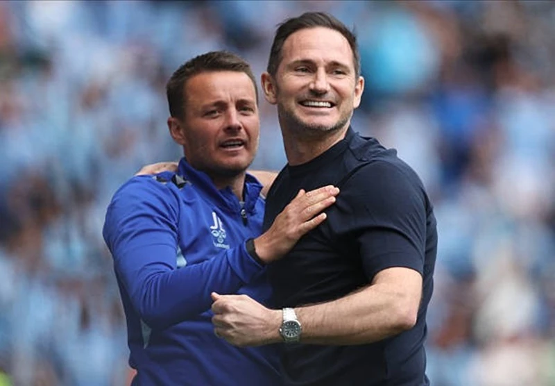 Niềm vui của Frank Lampard cùng trợ lý sau khi giúp Coventry có suất đá play-off tranh vé lên Ngoại hạng Anh Kevin De Bruyne.jpg