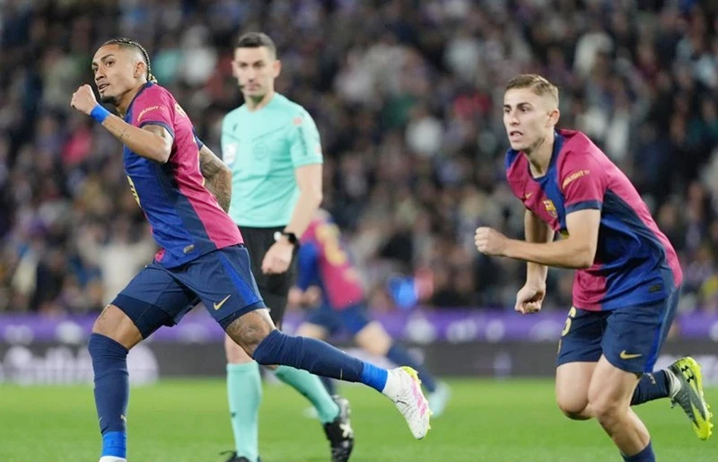 Raphinha vào sân và giúp Barca vượt qua giai đoạn khó khăn khi cân bằng tỷ số ở phút 54. Raphinha.jpg