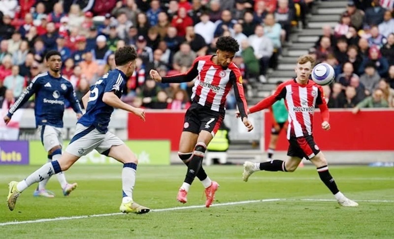 Kevin Schade (giữa, Brentford) ghi bàn thứ 2 vào lưới Man United