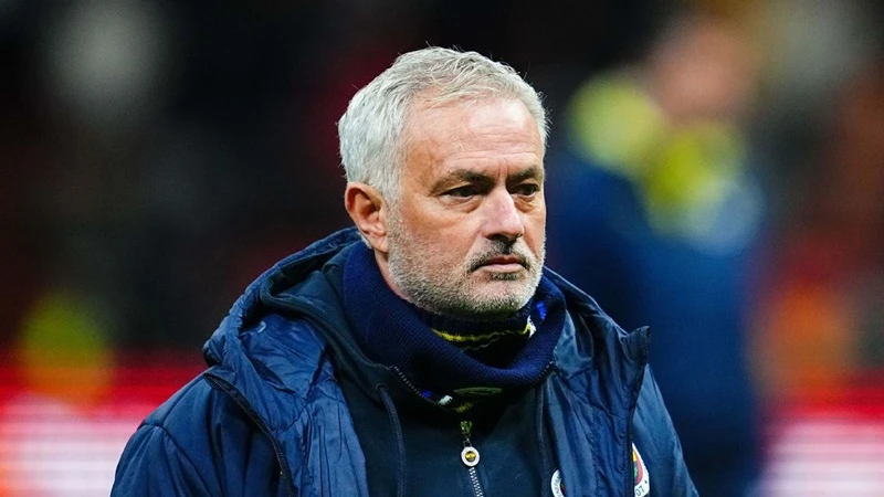 HLV Jose Mourinho từ chối xác nhận liệu ông có tiếp tục ở lại Fenerbahce mùa giải tới hay không.