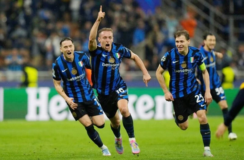 Inter Milan giành chiến thắng gây sốc 4-3 trong trận bán kết lượt về, thắng chung cuộc 7-6 trước Barcelona.