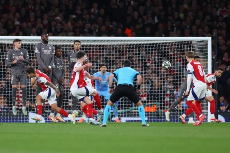 Declan Rice từng có 2 cú đá phạt tuyệt đẹp tạo nên chiến thắng chung cuộc 5-1 trước Real Madrid ở tứ kết. Declan Rice1.jpg