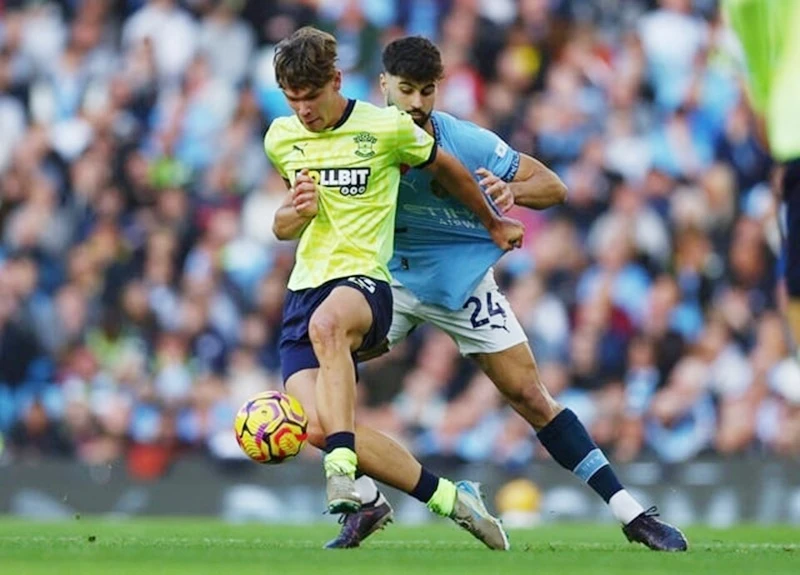Josko Gvardiol (phải, Manchester City) kèm chặt Tyler Dibling (Southampton)