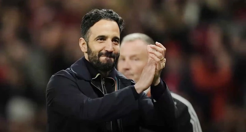 HLV Ruben Amorim hiếm hoi nở nụ cười hài lòng khi Man.United vào chung kết Europa League