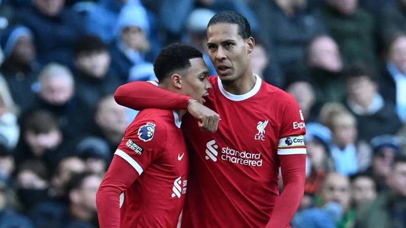 Van Dijk (trái) muốn bảo vệ Alexander-Arnold