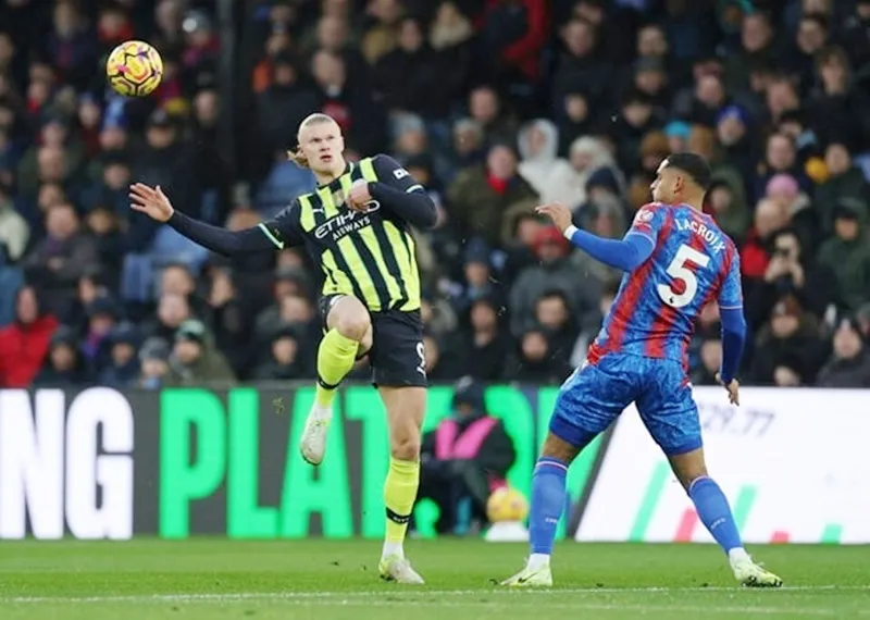 Erling Haaland tranh bóng với Maxence Lacroix (Crystal Palace)