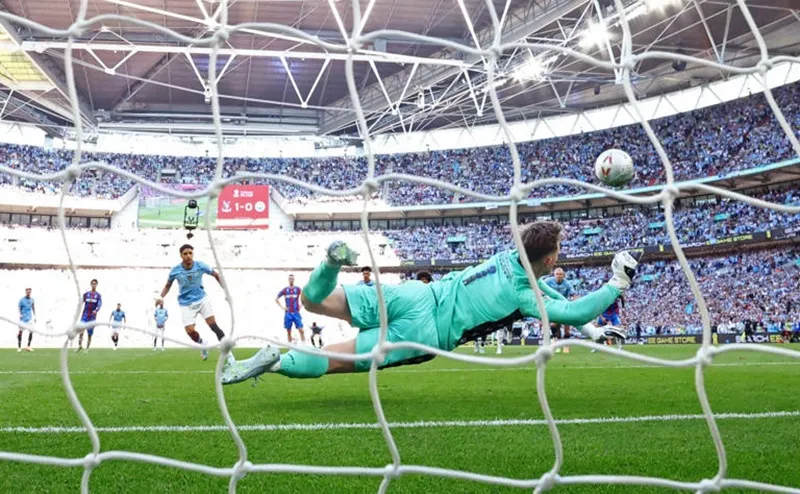 Haaland sau đó trao bóng cho Omar Marmoush và tân binh tháng 1 đã bị Dean Henderson cản phá. Dean Henderson.jpg