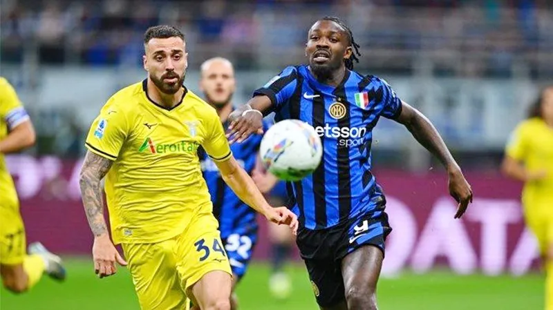 Inter Milan (phải) chỉ có thể tự trách mình khi 2 lần để đội khách Lazio gỡ hòa. Inter.jpg