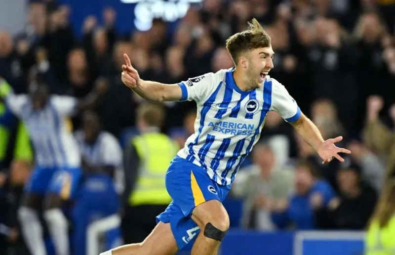 Cầu thủ dự bị Jack Hinshelwood ghi bàn quyết định khi Brighton ngược dòng thắng 3-2 trước Liverpool.