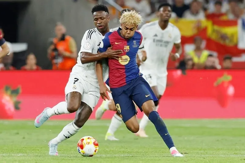 Vinicius Jr (trái, Real Madrid) tranh bóng với Lamine Yamal (Barcelona) 8a51aa2b-7b6d-4842-ae7d-33d75420d2f2.jpg