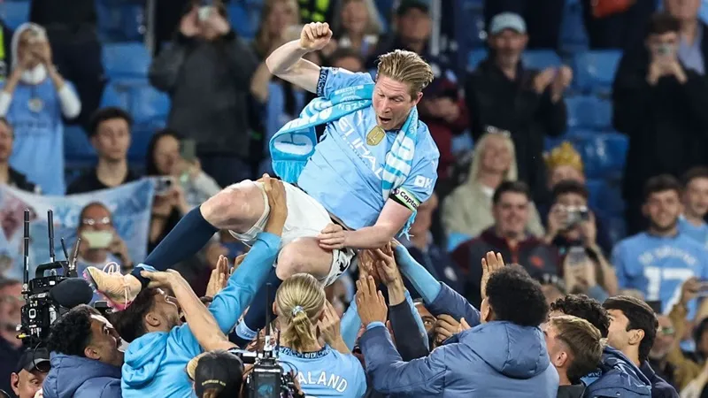 De Bruyne đã chơi trận đấu cuối cùng tại sân Etihad trong sự nghiệp 10 năm vĩ đại cùng đội bóng nửa xanh thành Manchester. Guardiola1.jpg