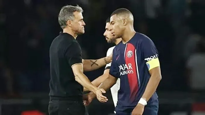 HLV Luis Enrique khẳng định Paris Saint-Germain của ông cũng là một "đội bóng thực thụ" khi họ có Kylian Mbappe