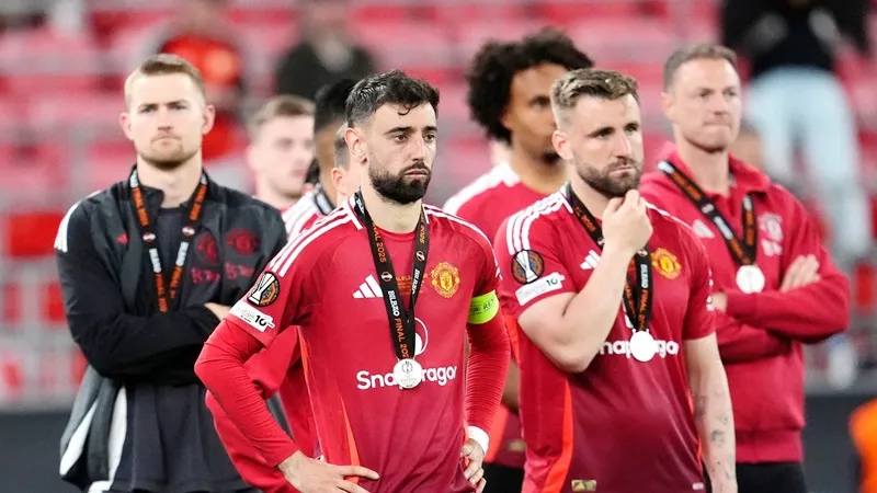 Luke Shaw tuyên bố chính từng cầu thủ mới là những người cần tự hỏi bản thân xem có đủ giỏi để ở lại. Man United.jpg