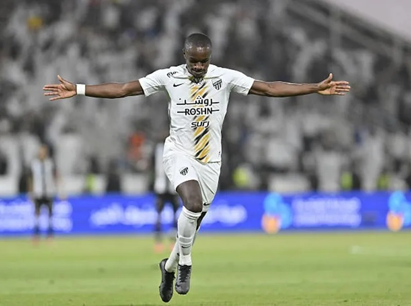 Moussa Diaby tỏa sáng với 1 cú đúp giúp Al-Ittihad hạ gục Al-Shabab Moussa Diaby.jpg