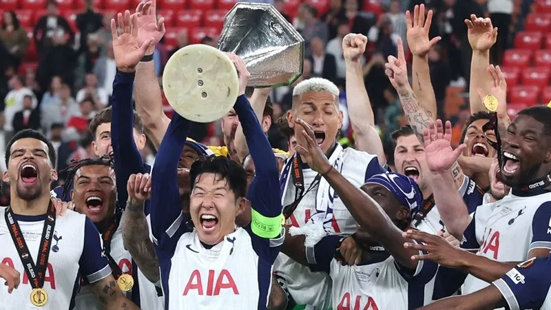 Son Heung-Min đã có danh hiệu đầu tiên ở cấp CLB và sau 10 năm gia nhập Tottenham. Tottenham.jpg