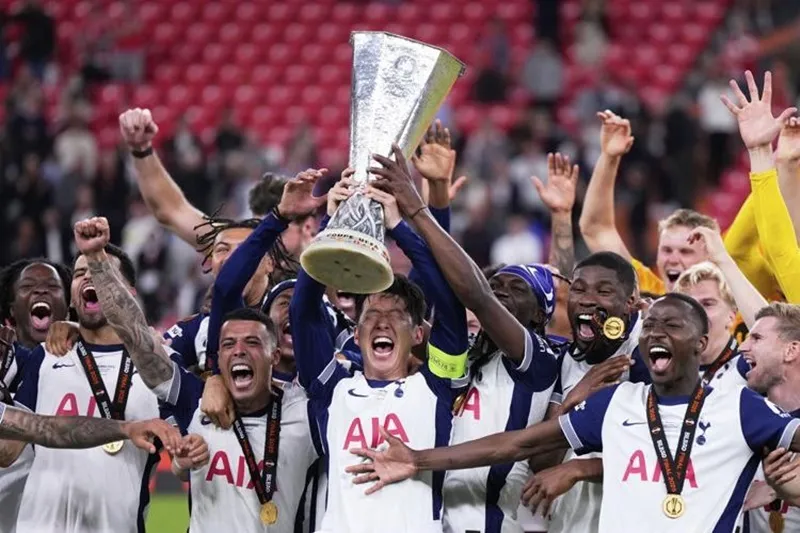 Tottenham đánh bại Man.United 1-0 để nâng cao chiếc cúp châu Âu đầu tiên sau hơn 4 thập niên.