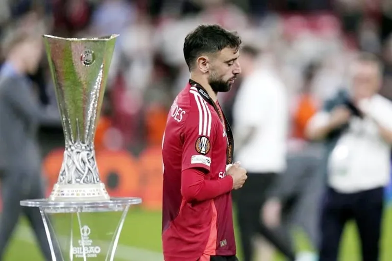 Bruno Fernandes cùng Man.United thua Tottenham 0-1 trong trận chung kết Europa League.