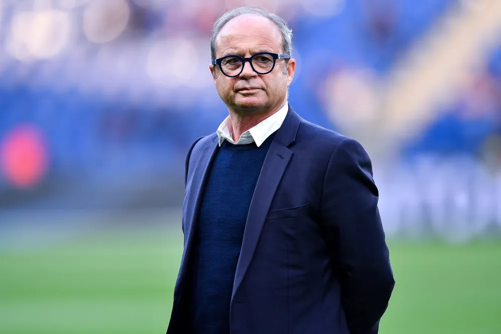 Được Man.United tiếp cận nhưng chuyên gia Luis Campos đã cam kết với Paris Saint-Germain.