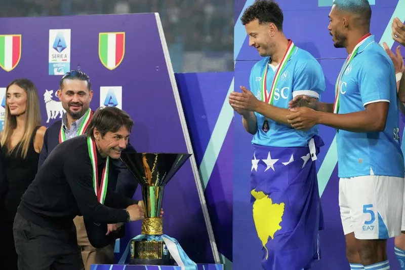 Antonio Conte trở thành vị HLV đầu tiên giành chức vô địch Italy với 3 đội khác nhau. Napoli1.jpg