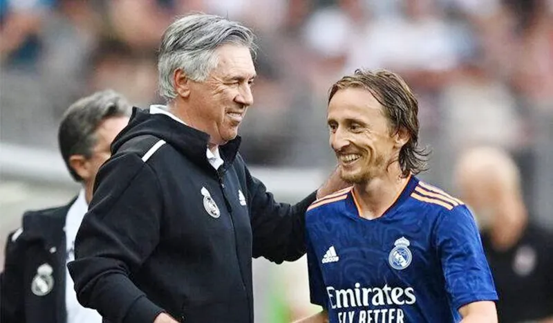 Real Madrid cùng lúc tổ chức buổi chia tay đối với tiền vệ kỳ cựu Luka Modric. Real Madrid1.jpg
