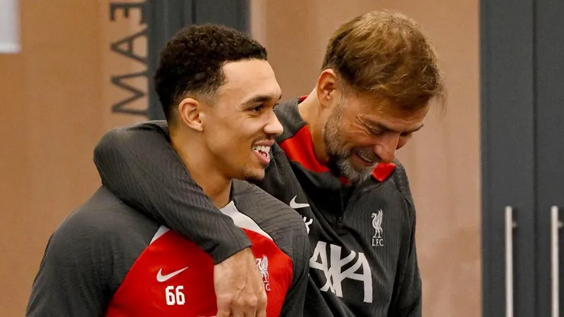 Thầy trò Jurgen Kopp và Trent Alexander-Arnold khi còn làm việc cùng ở Liverpool.
