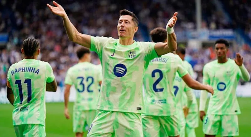 Robert Lewandowski ghi cú đúp để kết thúc mùa giải với 27 bàn thắng nhưng không thể bắt kịp Kylian Mbappe.