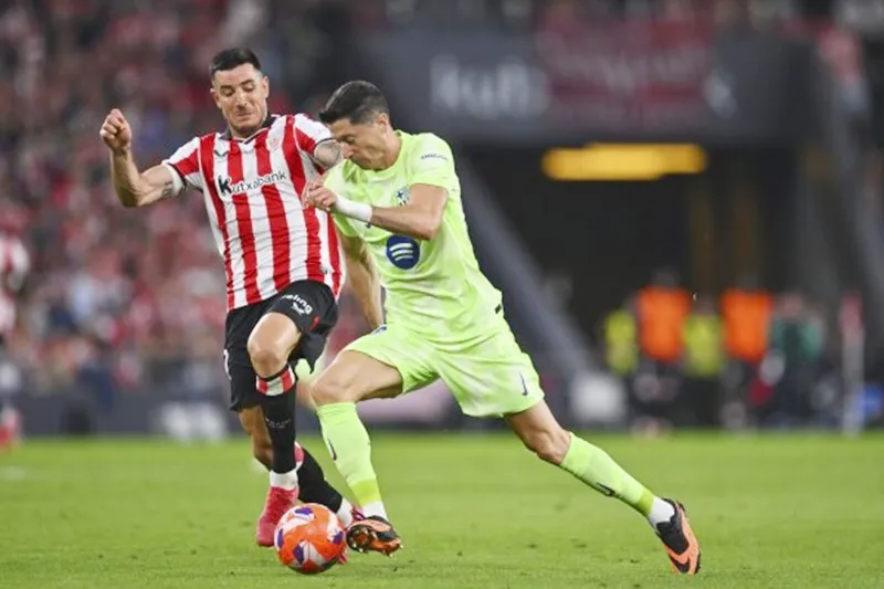 Lewandowski dẫn đầu cuộc đua ghi bàn trong hầu hết mùa giải nhưng chấn thương bất ngờ xảy đến. Lewandowski1.jpg