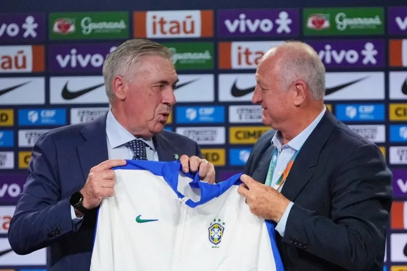 Ancelotti nhận một chiếc áo khoác của đội tuyển quốc gia Brazil từ người tiền nhiệm Luiz Felipe Scolari. 02111b22-6707-443f-95a4-a20841cf7f0b.jpg