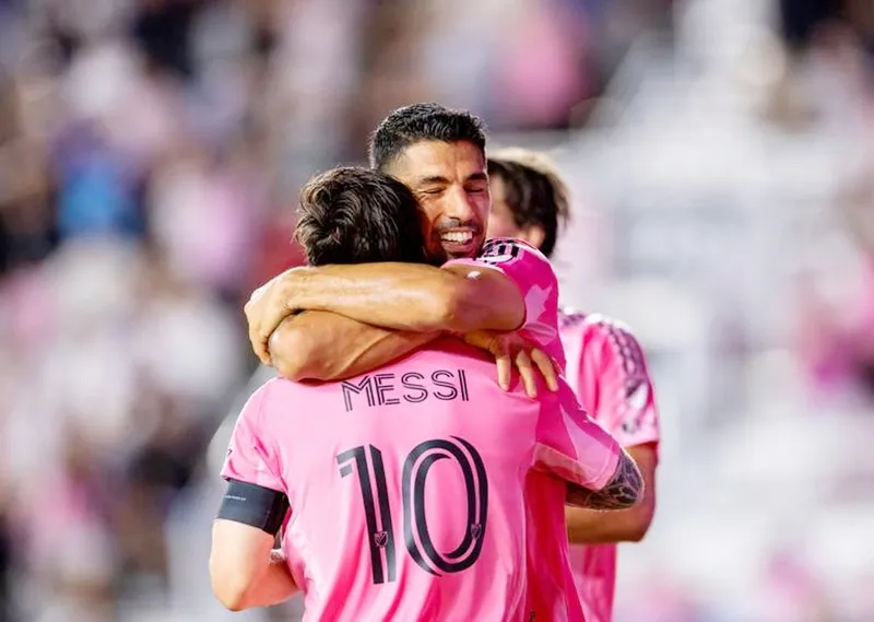Luis Suarez và Lionel Messi mỗi người ghi 2 bàn thắng giúp Inter Miami thắng 4-2 trước Montreal.