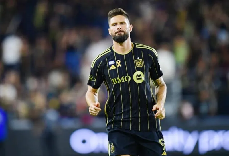 Olivier Giroud bất ngờ đứng trước cơ hội thi đấu tại FIFA Club World Cup.