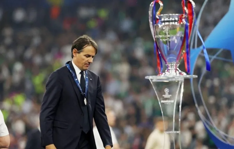 HLV Simone Inzaghi và cầu thủ Inter Milan một lần nữa cúi đầu bước qua chiếc cúp số 1 châu Âu.