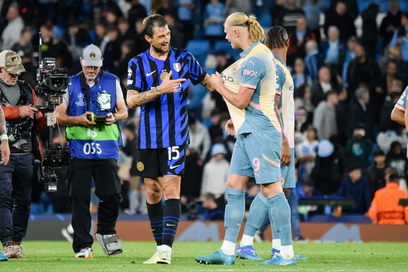 Francesco Acerbi (trái) từng cùng Inter Mialn đối đầu Erling Haaland của Man.City.