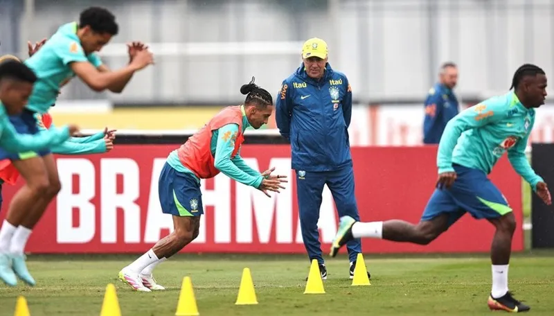 HLV Carlo Ancelotti giám sát những buổi tập phấn khởi và tích cực của tuyển Brazil.