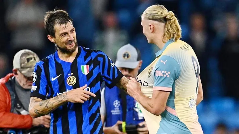 Francesco Acerbi (trái) nhiều lần hoá giải chân sút thượng hạng Erling Haaland trong màu áo CLB. Francesco Acerbi.jpg