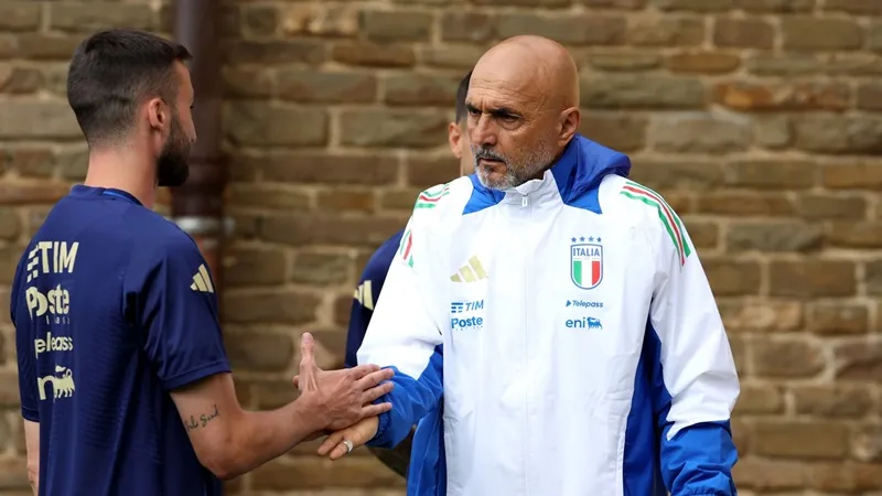 HLV Luciano Spalletti chứng kiến quá trình chuẩn bị của tuyển Italy không hề lý tưởng.