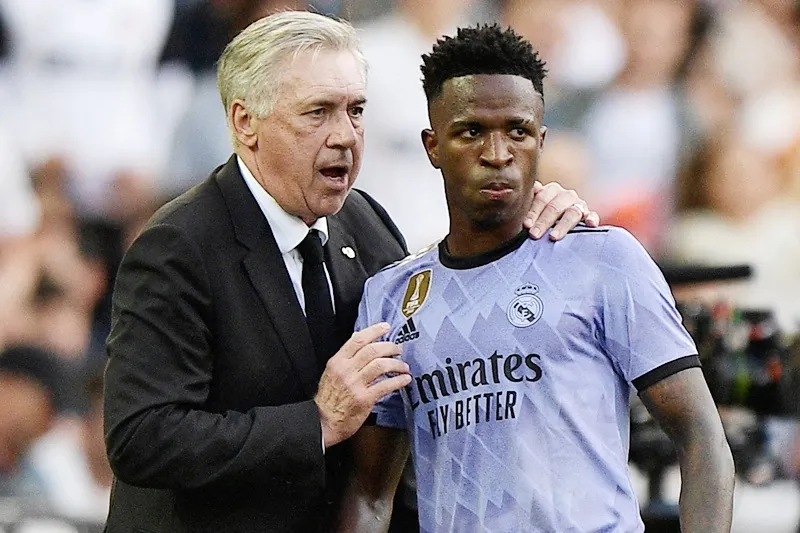 Vinicius Jr từng đánh giá rất cao tầm ảnh hưởng của HLV Ancelotti đối với sự phát triển của mình. Ancelotti.jpg