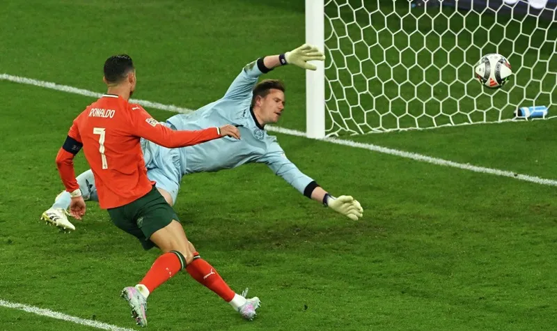 Ronaldo ghi bàn thắng quốc tế thứ 137 trong lần ra sân thứ 220 kỷ lục khi Bồ Đào Nha ngược dòng đánh bại Đức 2-1 Cristiano Ronaldo.jpg
