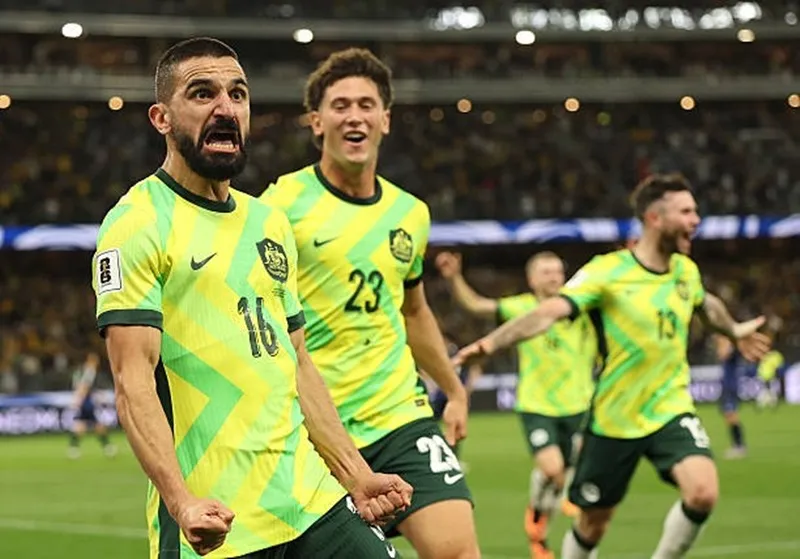 Behich (số 16) mang về chiến thắng tối thiểu đầy quan trọng cho Australia trước Nhật Bản Australia.jpg