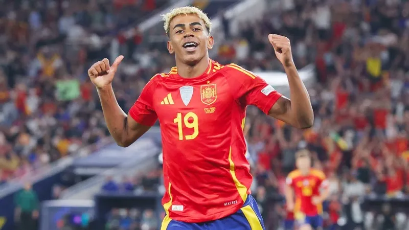 Lamine Yamal thắng trong cuộc chiến giành Quả bóng vàng với Ousmane Dembele khi ghi 2 bàn. Nico Williams1.jpg